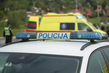 U teškoj prometnoj nesreći kraj Drniša jedna osoba poginula, ozlijeđeno i dijete