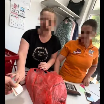 U Njemačkoj donirao tenisice, u Cazinu ih kupio natrag za 10 eura: Prošle i kroz Hrvatsku!