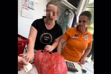 U Njemačkoj donirao tenisice, u Cazinu ih kupio natrag za 10 eura: Prošle i kroz Hrvatsku!