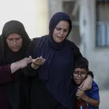 Umiru u tišini: Dok svijet gleda Iran, njihova djeca gladuju i nestaju u ruševinama