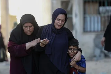 Umiru u tišini: Dok svijet gleda Iran, njihova djeca gladuju i nestaju u ruševinama