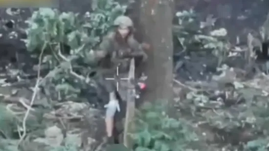 Nesvakidašnja snimka Ukrajinaca: Pogledajte što je dron napravio ruskom vojniku