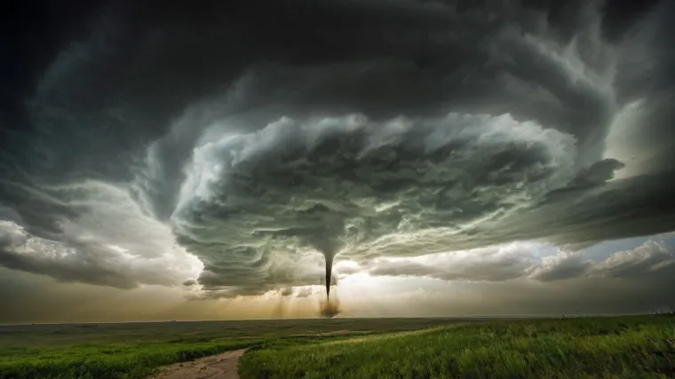 Snimljen monstruozni tornado: Zapanjujući prizori tjeraju strah u kosti