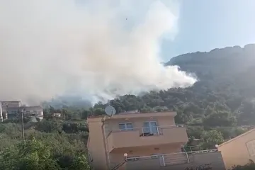 Buknuo požar kod Omiša, turisti bježe: 'Situacija nije dobra'