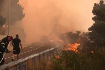 Filip i supruga su bili okruženi vatrom: Ovo su dramatični detalji spašavanja u kajacima