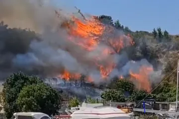 Buknuo novi požar u Splitu, kod Omiša i dalje vatrena stihija: 'Borimo se za svaku kuću'
