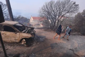 Vatrena stihija kod Makarske: Kuće i vozila u pepelu, policija traga za piromanima na quadovima?