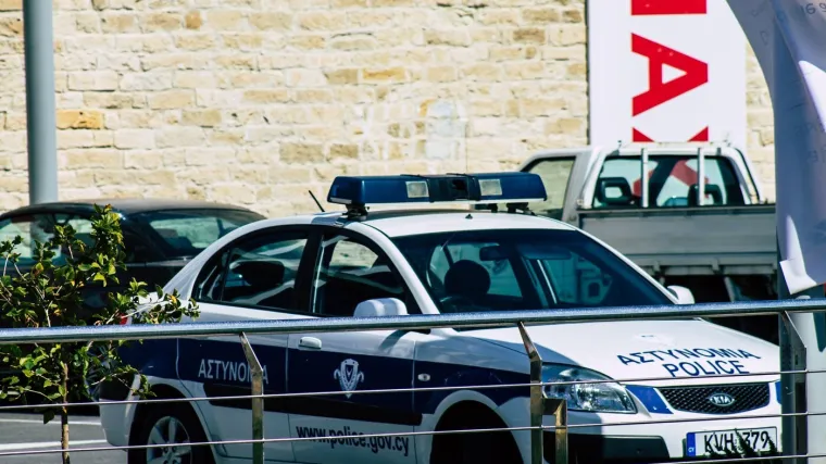 Policajci uhvaćeni u 'akciji': Snimka iz službenog vozila postala viralna