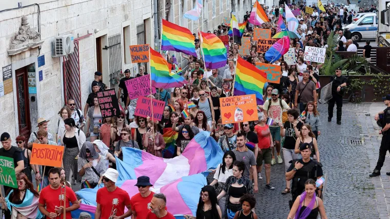 Pride u Splitu povezao je ljude na novoj razini: Šetali su zagrljeni, zaljubljeni i sretni