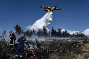 Bjesne požari u Grčkoj, borba se vodi na tri fronta: Evakuirano 16 naselja, sumnja se na podmetanje