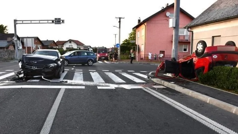 Strašan sudar u Međimurju, auto završio na krovu: Slovenka u Mercedesu napravila veliku grešku
