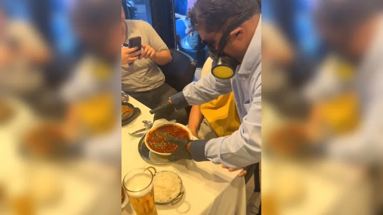 Usudio se kušati jelo koje poslužuju uz gasmaske, već nakon prve žlice je gorko požalio