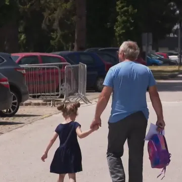 Križevačke umirovljenike uskoro čeka naknada za čuvanje unuka: Evo kako funkcionira 'baka-djed servis'