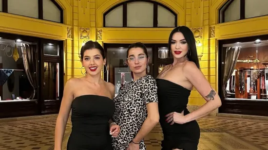 Kakav trio! Polina, Selma i Nina pozirale skupa, jednu od njih usporedili sa slavnom damom: 'Prelijepe ste'