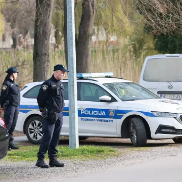 Mladić provalio u kuću i mačetom krenuo na muškarca: 'Zamahivao je prema glavi'