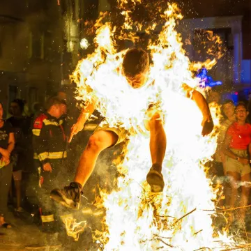 Pogledajte kako su hrabri mladići preskakali buktinju: Pokazali su zavidnu vještinu
