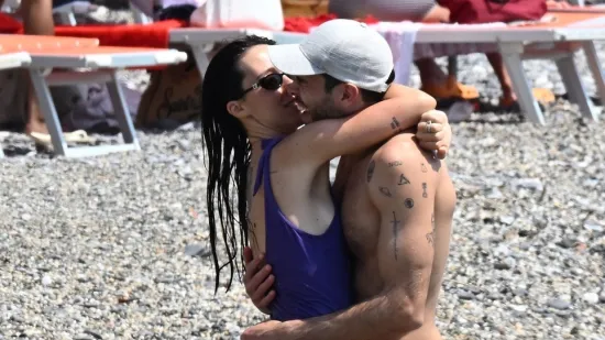 Kći Erosa Ramazzottija nestašna na plaži: Njezin strastveni poljubac oborio bi svakog muškarca