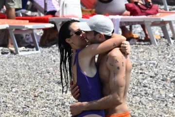 Kći Erosa Ramazzottija nestašna na plaži: Njezin strastveni poljubac oborio bi svakog muškarca