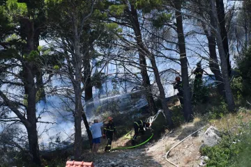 Gori na jugu Dalmacije! Buktinja širi se iznad naselja: 'Opet je netko palio'