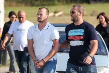Bivši suprug s lisicama na rukama doveden na pretres u kuću roditelja. Pogledajte snimku