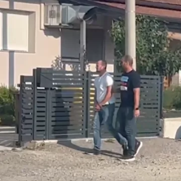 Snimka dovođenja bivšeg supruga na pretres kuće