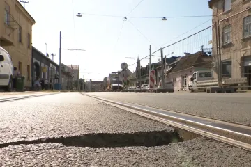 Rupe u asfaltu u centru Osijeka: Nedavno obnovljena cesta ponovno se sanira, građani ogorčeni