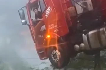Most se urušio u najnesretnijem trenutku i i zarobio vozača kamiona u kabini iznad provalije