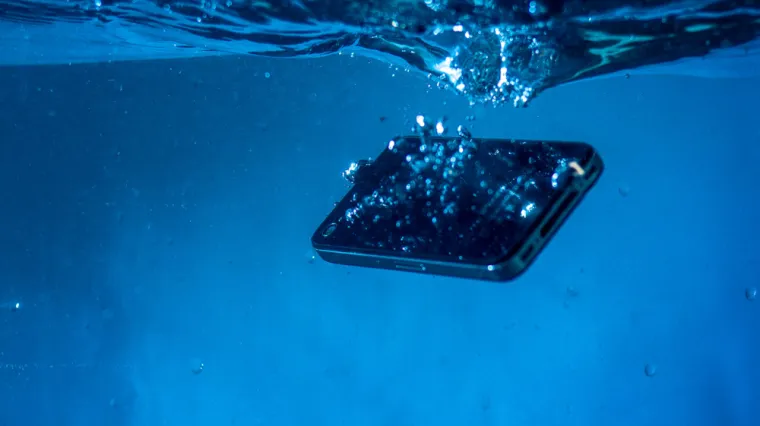 Mobitel vam je upao u vodu? Stručnjaci savjetuju kako ga uspješno vratiti u život
