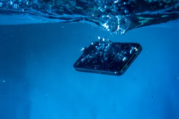 Mobitel vam je upao u vodu? Stručnjaci savjetuju kako ga uspješno vratiti u život