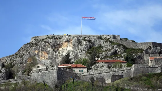 Hrvatska zastava ukradena s tvrđave u Kninu! Nadzorne kamere snimile dvije osobe?