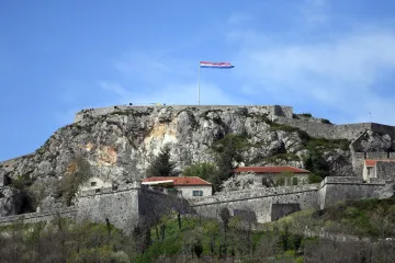 Hrvatska zastava ukradena s tvrđave u Kninu! Nadzorne kamere snimile dvije osobe?