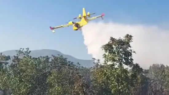 Buknuo požar kod Drniša, gori blizu željezničke pruge: Na terenu kanaderi i air traktori