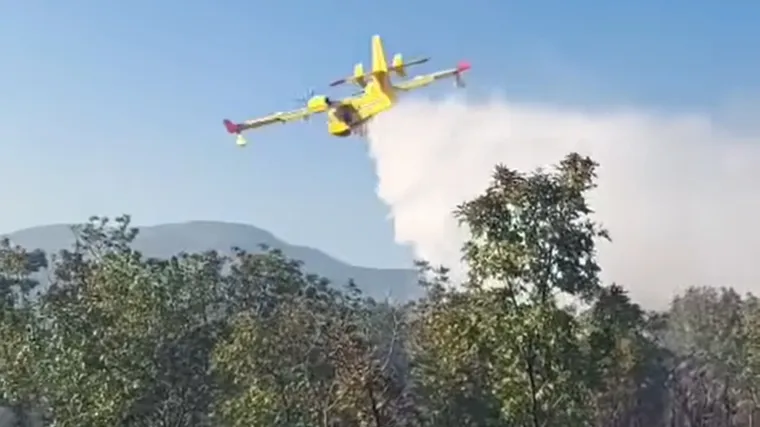 Buknuo požar kod Drniša, gori blizu željezničke pruge: Na terenu kanaderi i air traktori