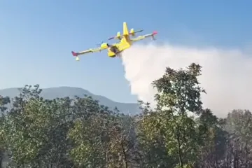 Buknuo požar kod Drniša, gori blizu željezničke pruge: Na terenu kanaderi i air traktori