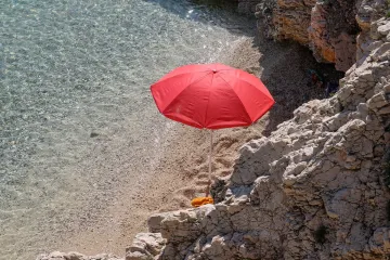 Stravična nesreća na plaži: Suncobran probio spasiteljicu, morali ga rezati pilom da je odvedu u bolnicu