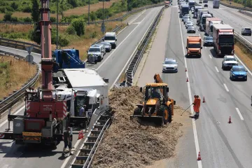 Prometna nesreća na zagrebačkoj obilaznici, prevrnuo se kamion pun tereta. Sve se rasulo po cesti