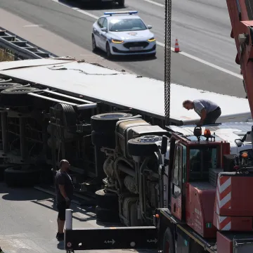 Kamion pun tereta prevrnuo se na zagrebačkoj obilaznici, stvorile se ogromne kolone