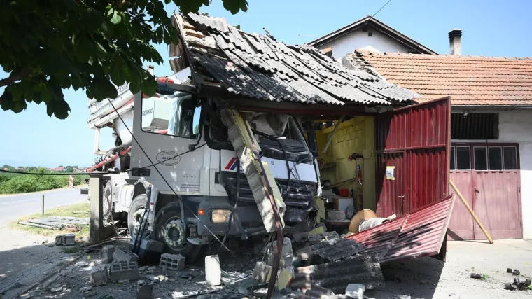 Kamionom uletio u kuću u Zagrebu, pogledajte uznemirujuće fotografije: 'Vidio sam kako gubi nadzor'