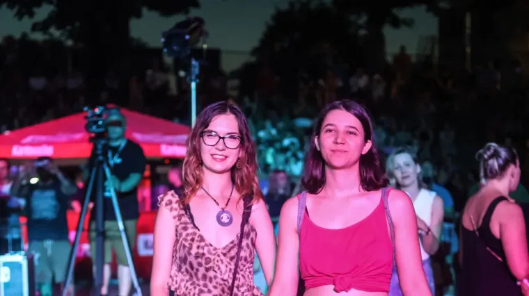 Svjetla reflektora obasjala su djevojku u topiću s leopard uzorkom: U Karlovcu je sinoć gorilo