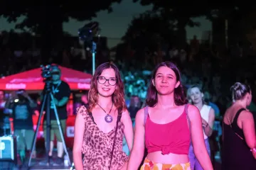 Svjetla reflektora obasjala su djevojku u topiću s leopard uzorkom: U Karlovcu je sinoć gorilo