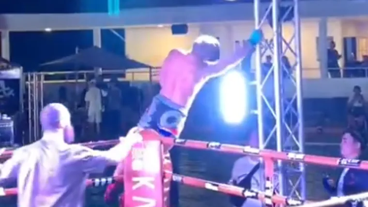 MMA borac se popeo na ring pa ga stresla struja: Nastavak snimke sami pogledajte...