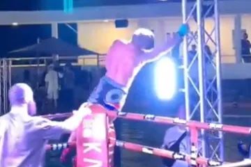 MMA borac se popeo na ring pa ga stresla struja: Nastavak snimke sami pogledajte...