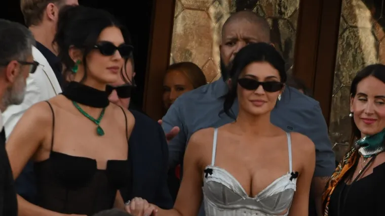 Svi pričaju o Kylie: Je li ovom haljinom prešla granicu na 'vjenčanju stoljeća'?