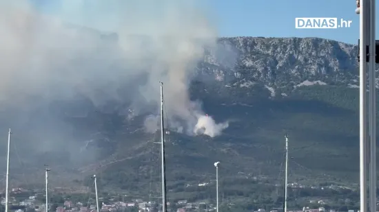 Na požarište kod Kaštela stigli kanaderi, vatrogasci na terenu