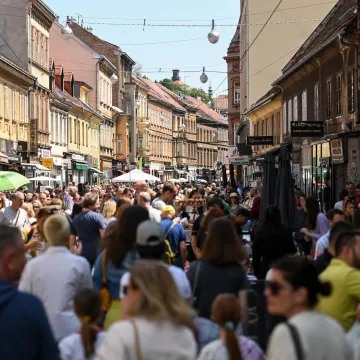 Evo koliko Hrvata vjeruje da je Zemlja ravna ploča i da ljude kontroliraju s pomoću čipova!