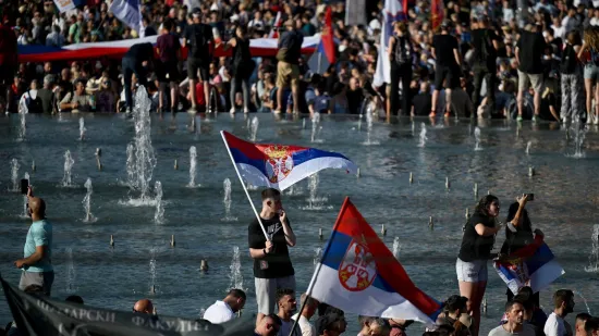 Vlakovi stali, policija čuva zgrade! Na ulicama tisuće protiv Vučićeva režima