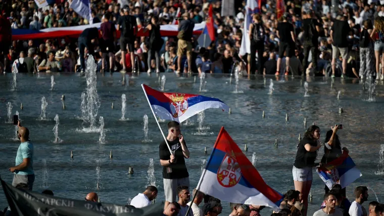 Vlakovi stali, policija čuva zgrade! Na ulicama tisuće protiv Vučićeva režima