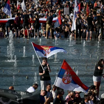 Vlakovi stali, policija čuva zgrade! Na ulicama tisuće protiv Vučićeva režima