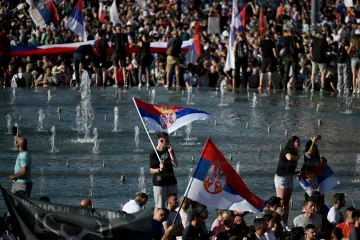 Vlakovi stali, policija čuva zgrade! Na ulicama tisuće protiv Vučićeva režima