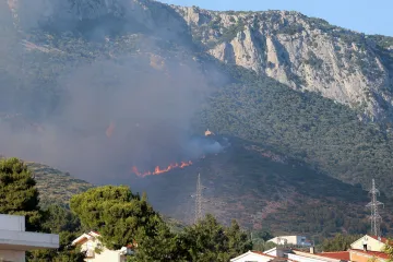 Više od 100 vatrogasaca bori se s buktinjom kod Kaštela: 'Kanader je spasio crkvu Sv. Jure!'